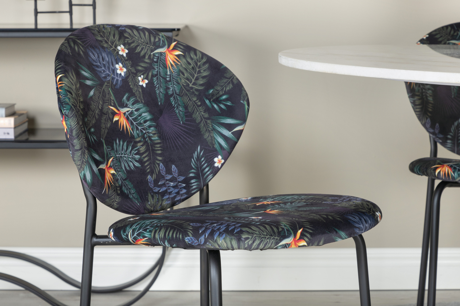 Söögitoakomplekt Dallas 1298 (Lilleline muster + Must)