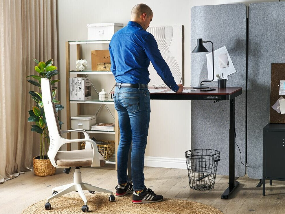 Reguleeritava kõrgusega töölaud Berwyn 224 (Must + Tume puit)