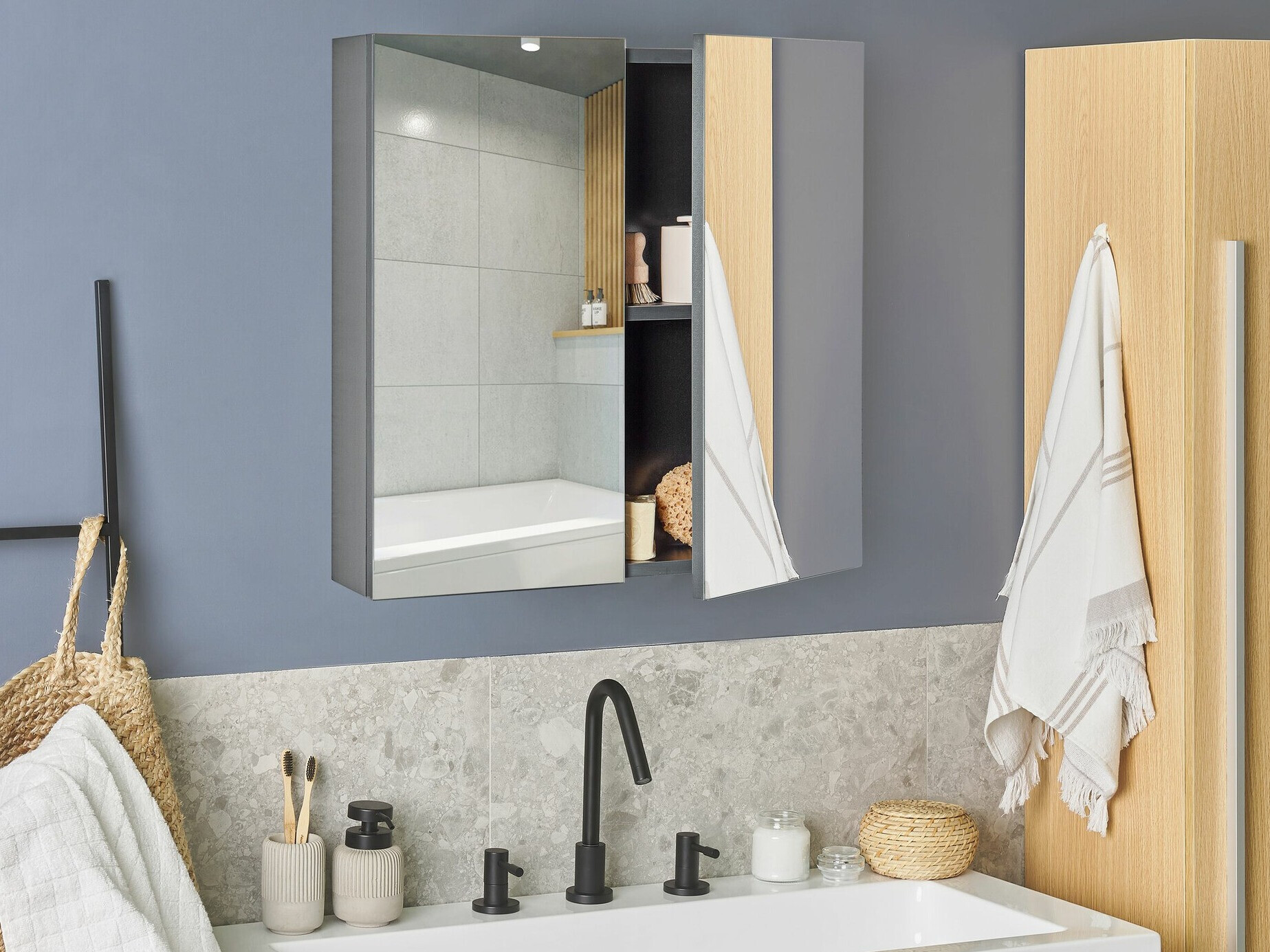 Vannitoa peegelkapid Berwyn 2349 (Must)