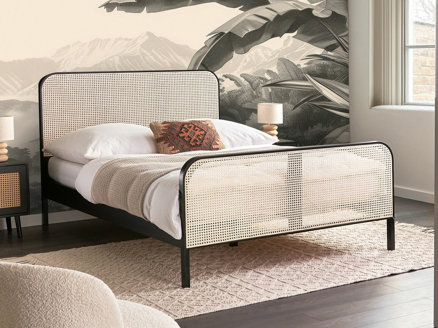 Voodi Berwyn 2613 (Must)