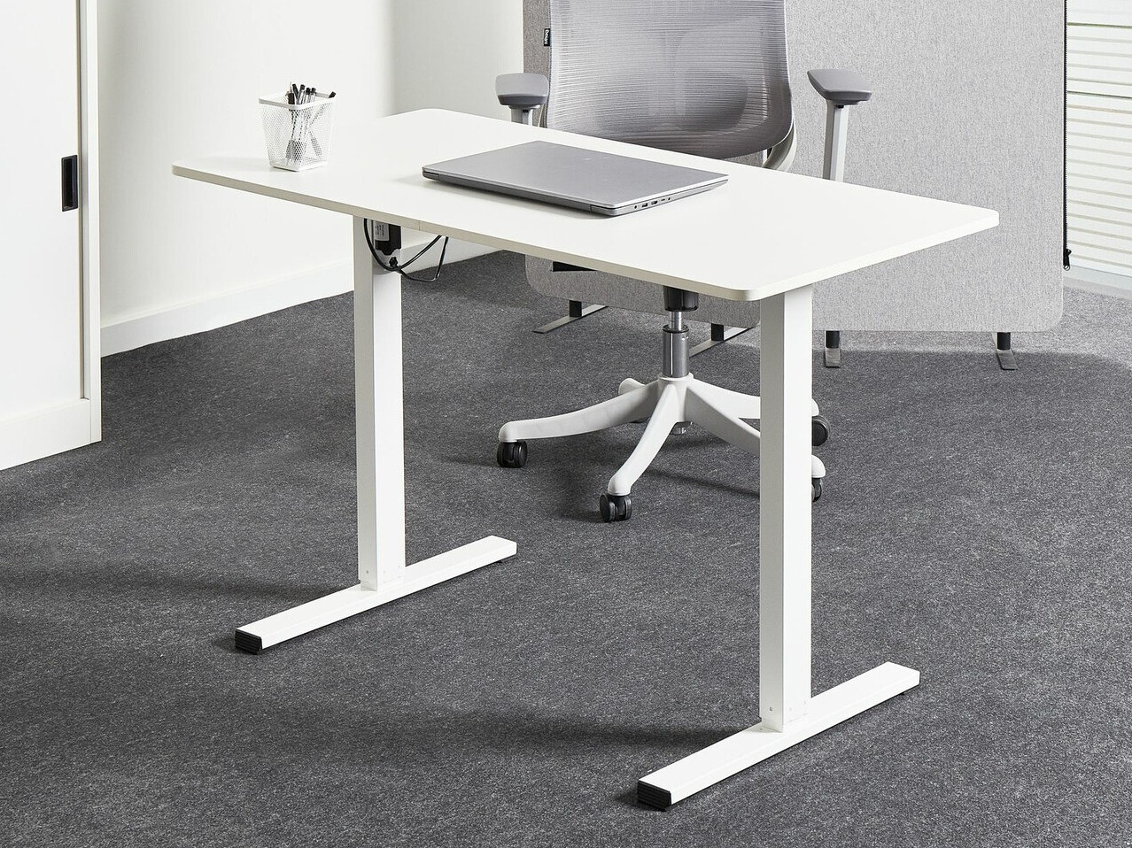 Reguleeritava kõrgusega töölaud Berwyn 2639 (Valge)