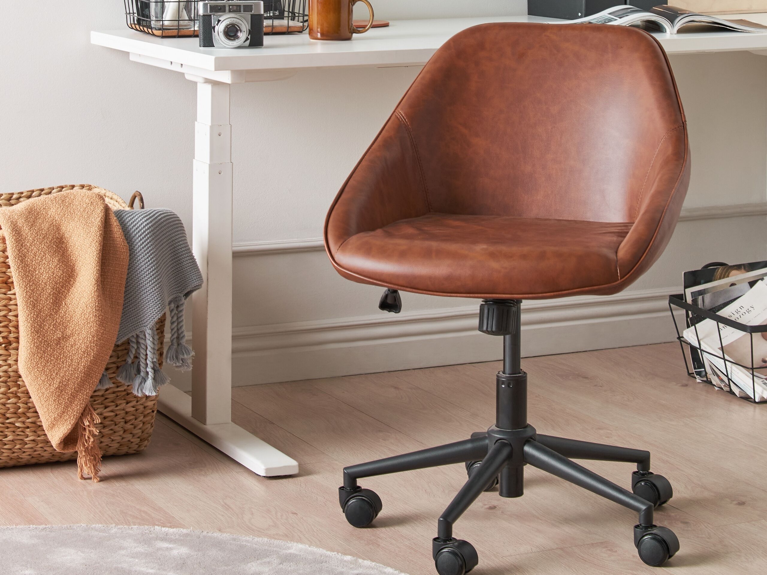 Kontoritool Berwyn 2770 (Must + Pruun)