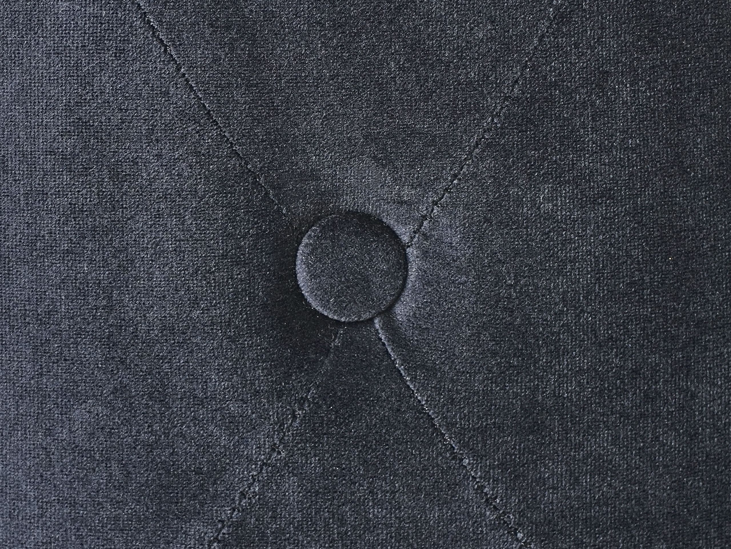 Tumba Berwyn 2856 (Must)