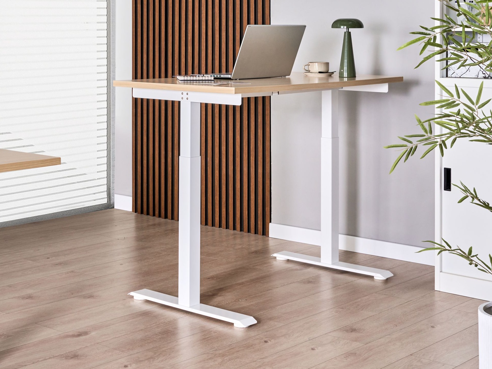 Reguleeritava kõrgusega töölaud Berwyn 2863 (Ere puit + Valge)