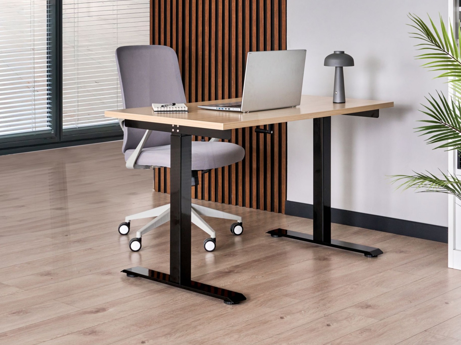 Reguleeritava kõrgusega töölaud Berwyn 2864 (Ere puit + Must)