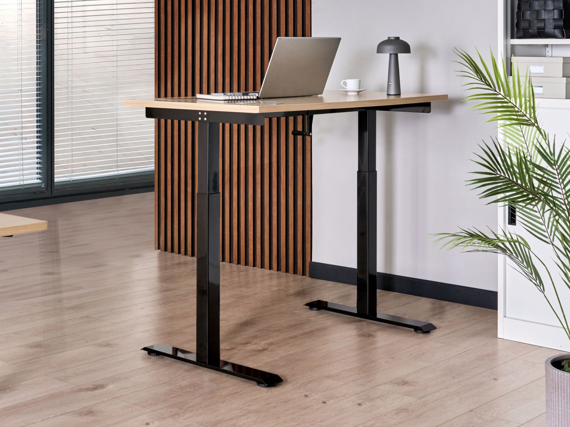 Reguleeritava kõrgusega töölaud Berwyn 2864 (Ere puit + Must)