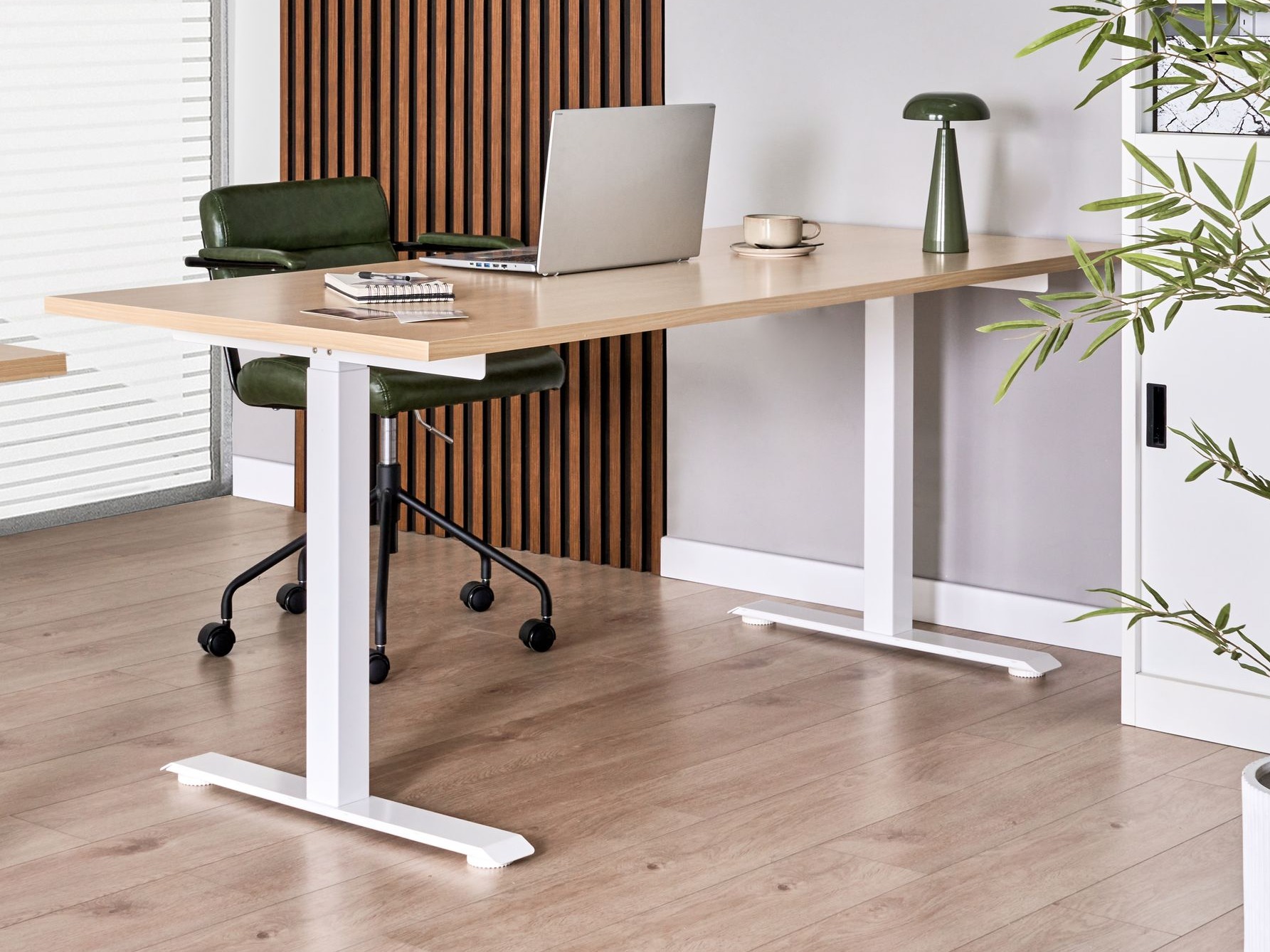 Reguleeritava kõrgusega töölaud Berwyn 2865 (Ere puit + Valge)