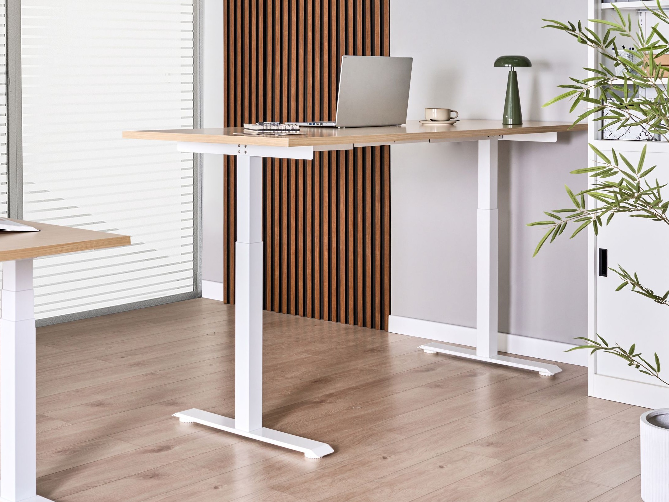 Reguleeritava kõrgusega töölaud Berwyn 2865 (Ere puit + Valge)