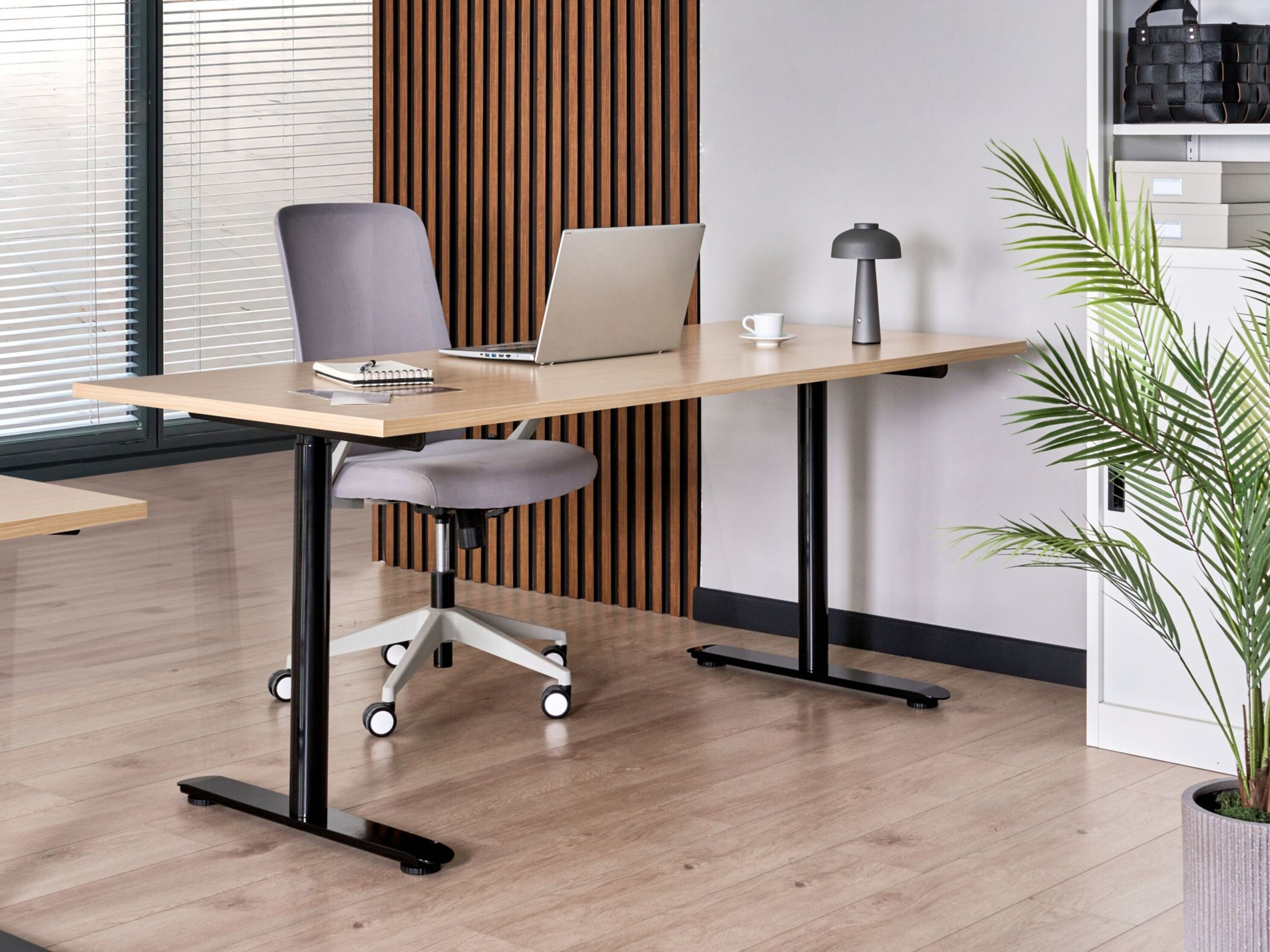 Reguleeritava kõrgusega töölaud Berwyn 3188 (Helepruun)