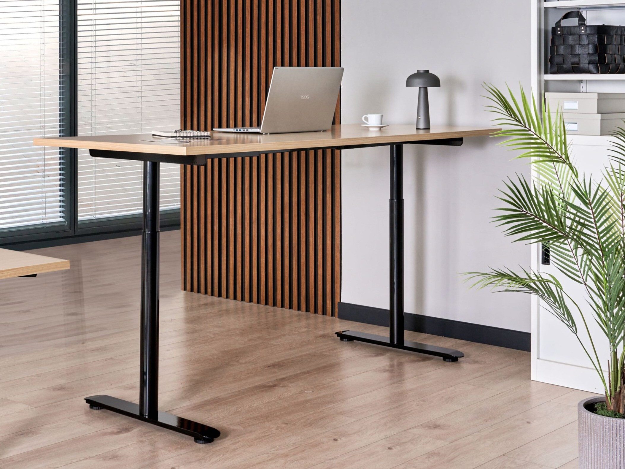 Reguleeritava kõrgusega töölaud Berwyn 3188 (Helepruun)