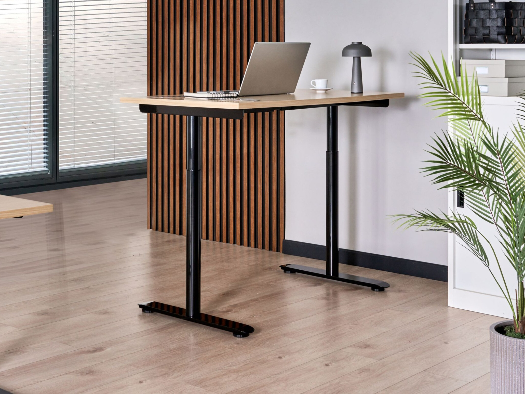 Reguleeritava kõrgusega töölaud Berwyn 3190 (Helepruun)